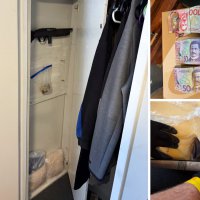 Thủ đoạn giấu súng và 20.000 viên ma túy sau bức tường giả bị cảnh sát NZ bắt